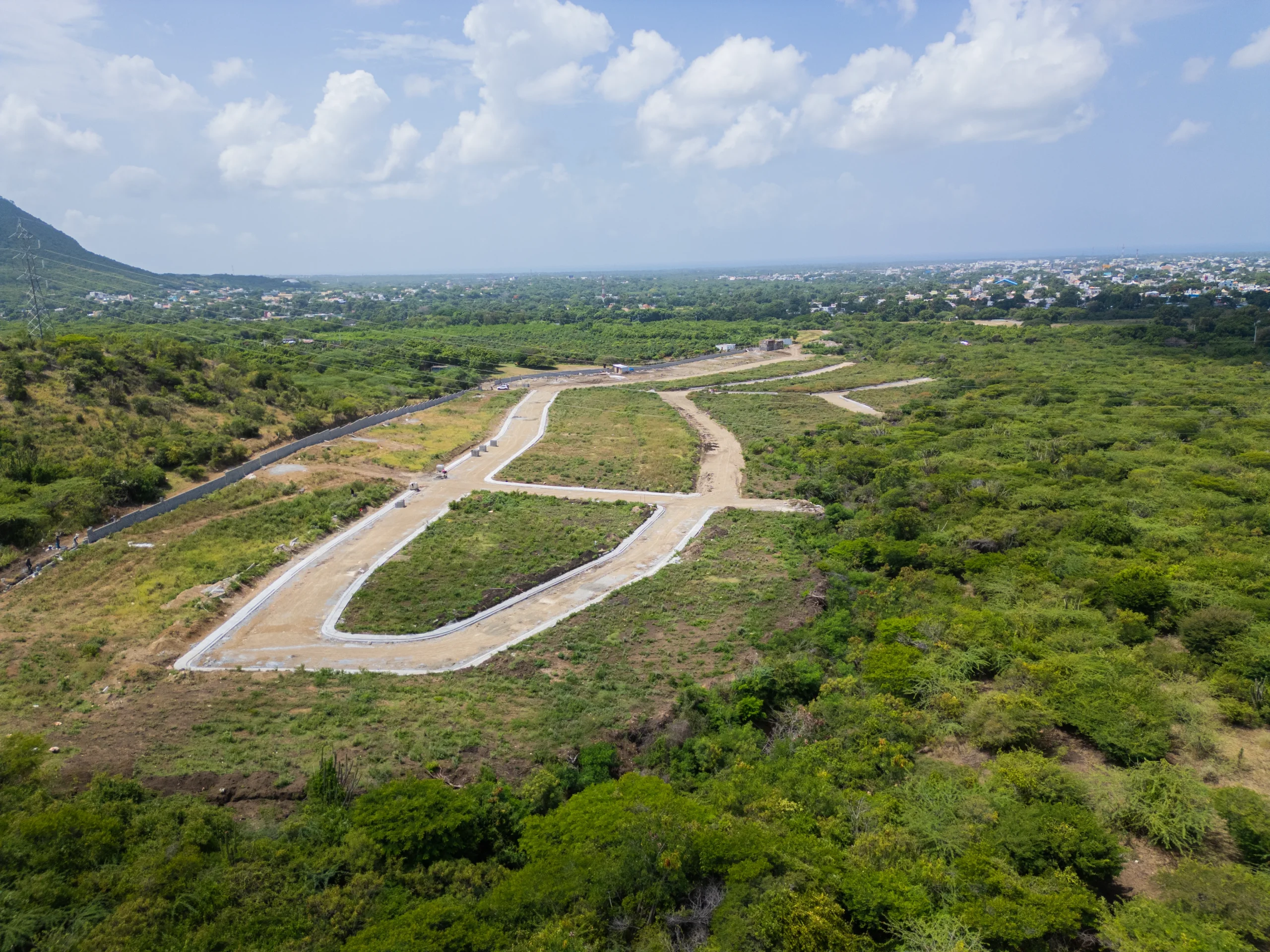 Vista aérea de Colinas del Mar Residences en Pueblo Nuevo, Baní